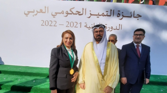 سعاد عبد الرحيم تتسلّم جائزة 'التّميز الحكومي العربي' في القاهرة