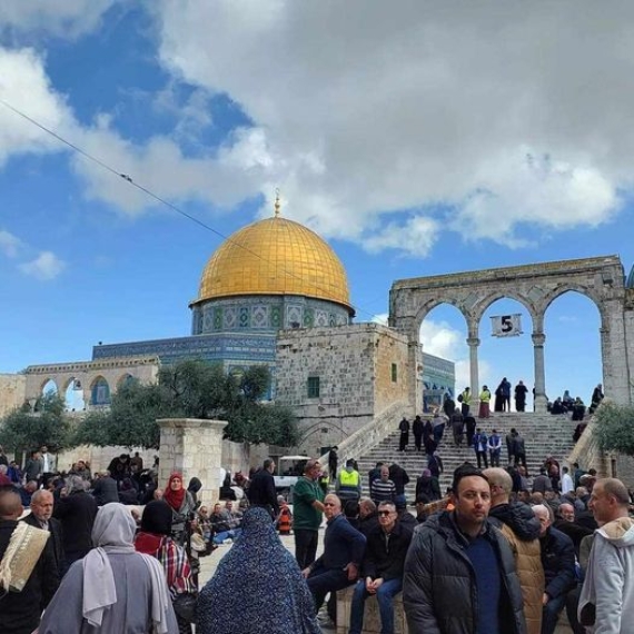 آلاف المصلين يؤدون صلاة الجمعة الأولى من رمضان في المسجد الأقصى المبارك :