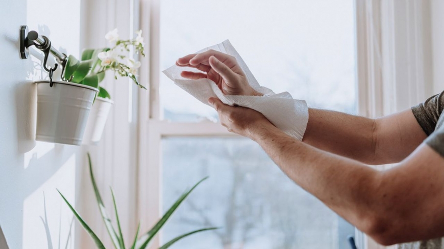Coronavirus : il vaut mieux se sécher les mains avec une serviette en papier qu&#039;avec un sèche-mains